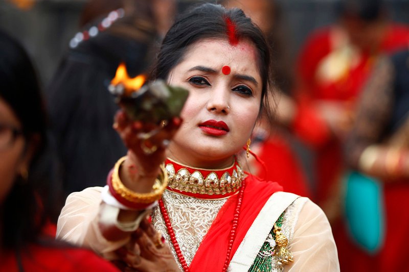 Praying-in-Pashupatinath-Temple-during-Teej